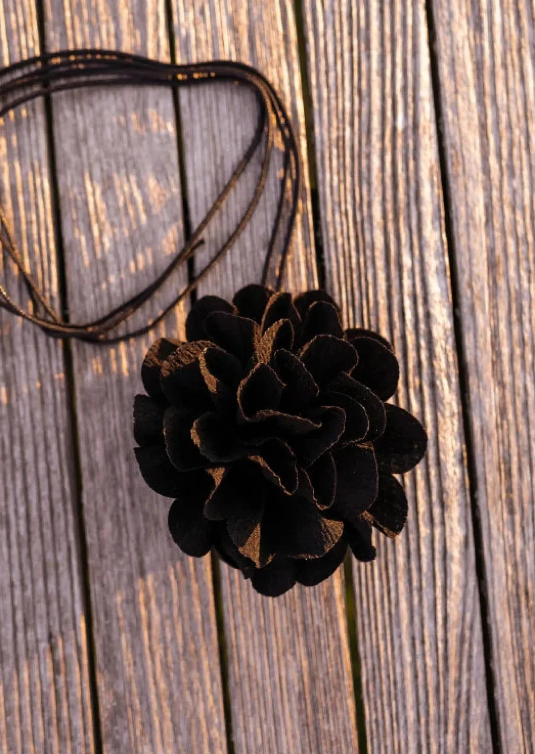 Outlet Collier Jovana - Fleur Noire - Corde NoireEasy Clothes Colliers