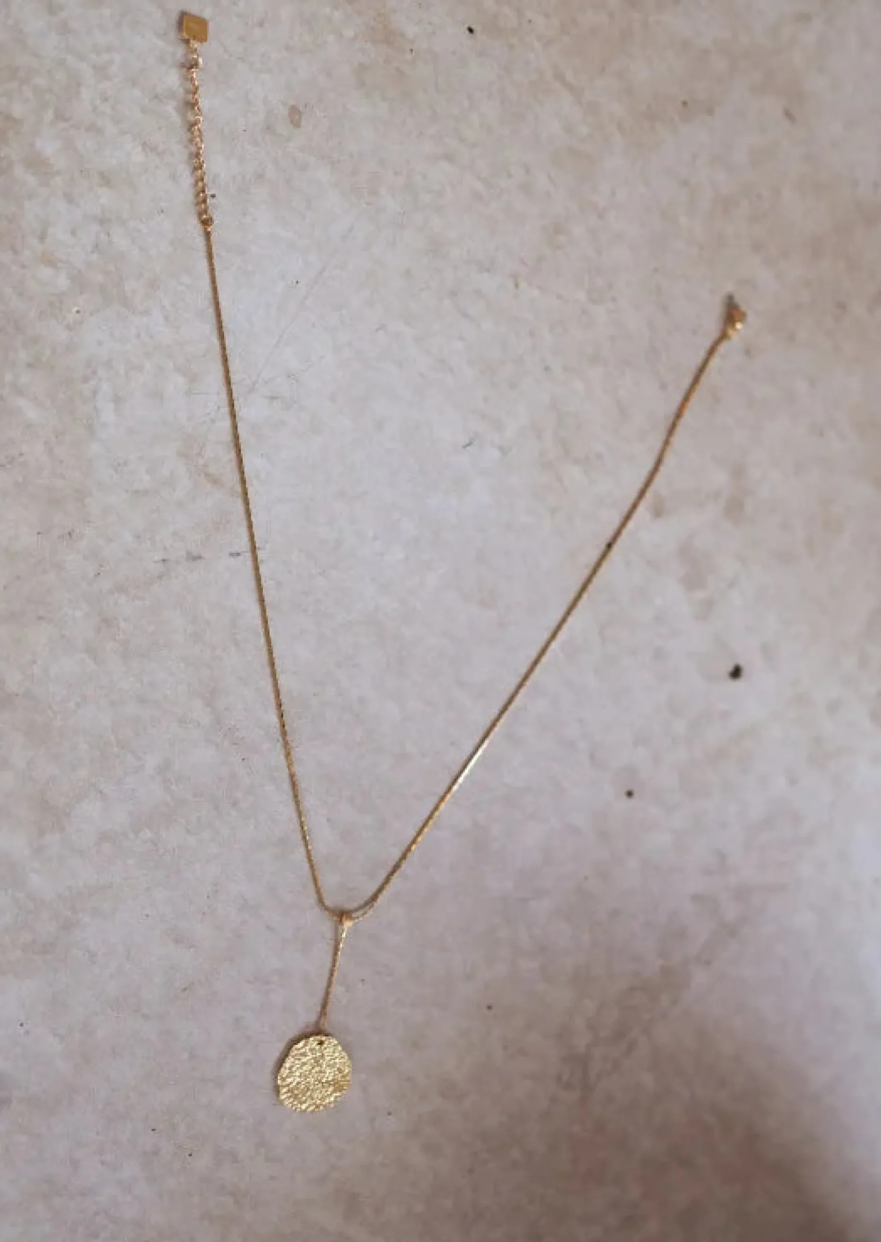 Shop Collier Malla doré | Collier médaillon | Prêt-à-porter en ligne | Easy Clothes Colliers