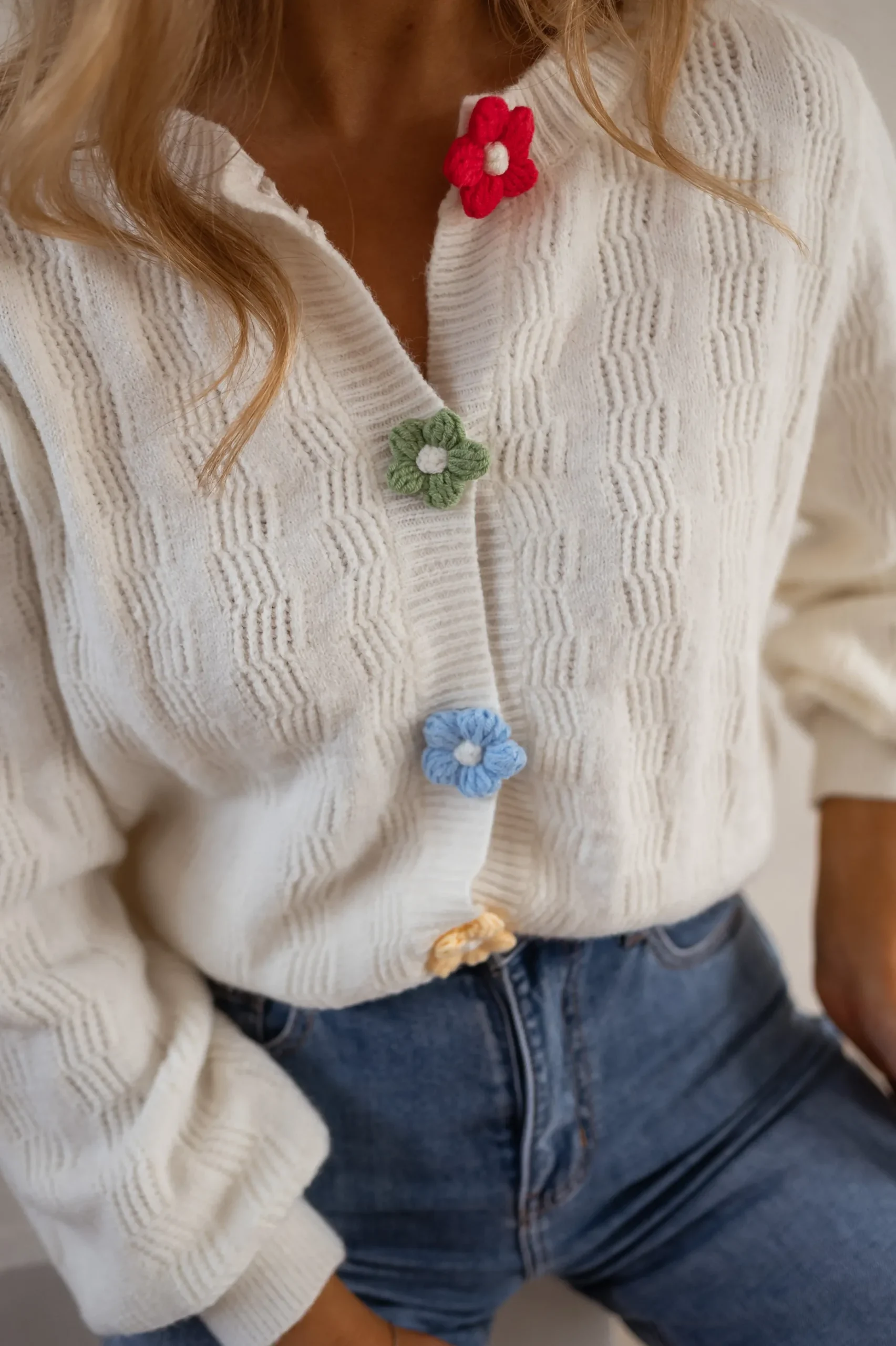 Shop Gilet Alenzo - Écru - Boutons FleursEasy Clothes Femme Pulls & Gilets