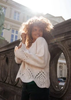 Shop Pull Karl Beige - Manches Amples - Effet BroderieEasy Clothes Femme Pulls & Gilets